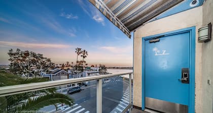 Oceanfront * Penthouse * Views Galore * A/C * Pets OK!