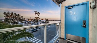 Oceanfront * Penthouse * Views Galore * A/C * Pets OK!