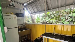 Eine kleine Küche mit Kühlschrank, Spüle und einer Arbeitsfläche.