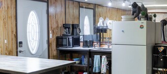 Clean, Fresh, Sleeps 8, big screens TVs, WiFi in enjoyable Pocatello