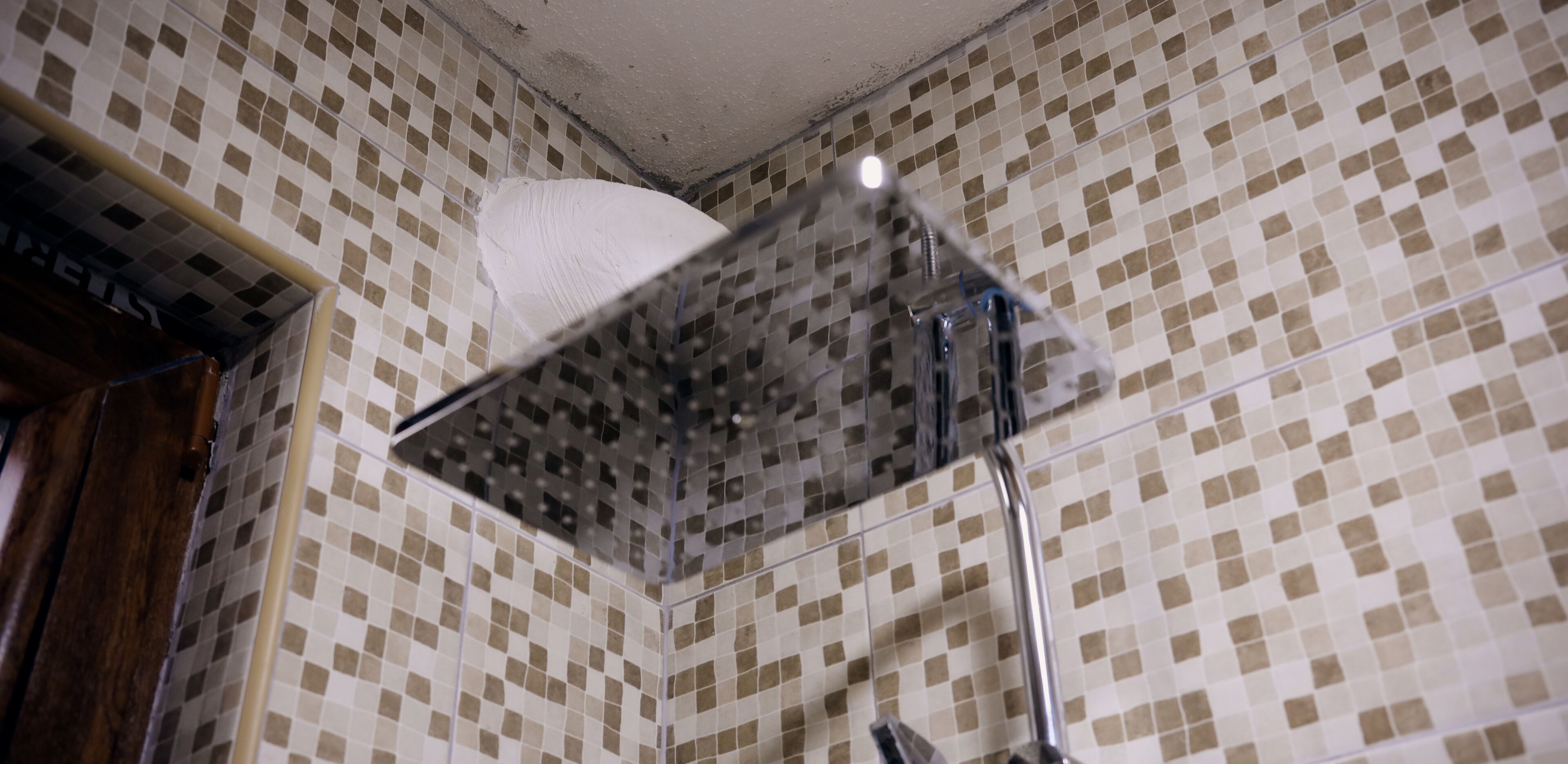 Asciugacapelli, asciugamani, sapone, carta igienica