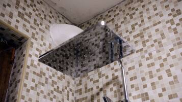 SĂšche-cheveux, serviettes fournies, savon, papier toilette