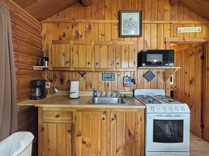 Mikrowelle, Ofen, Herdplatte, Wasserkocher mit Kaffee-/Teezubehör