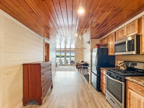 Réfrigérateur, four, plaque de cuisson, cafetière/bouilloire