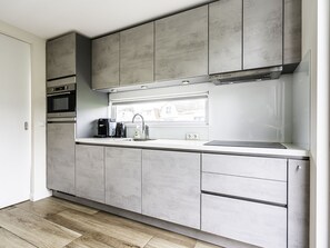 Refrigerador, lavavajillas y utensilios de cocina 