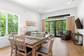 Smart TV, futbolito y libros 