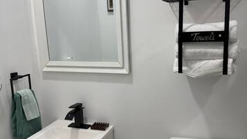 Secadora de cabello, toallas, jabón, papel de baño