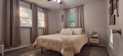 Quiet culdesac, Relaxing private fire pit near downtown, Central, and Duke!