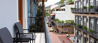 Entire house, pool table, jacuzzi, private rooftop