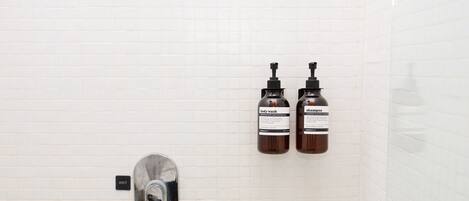 Regadera, secadora de cabello, toallas