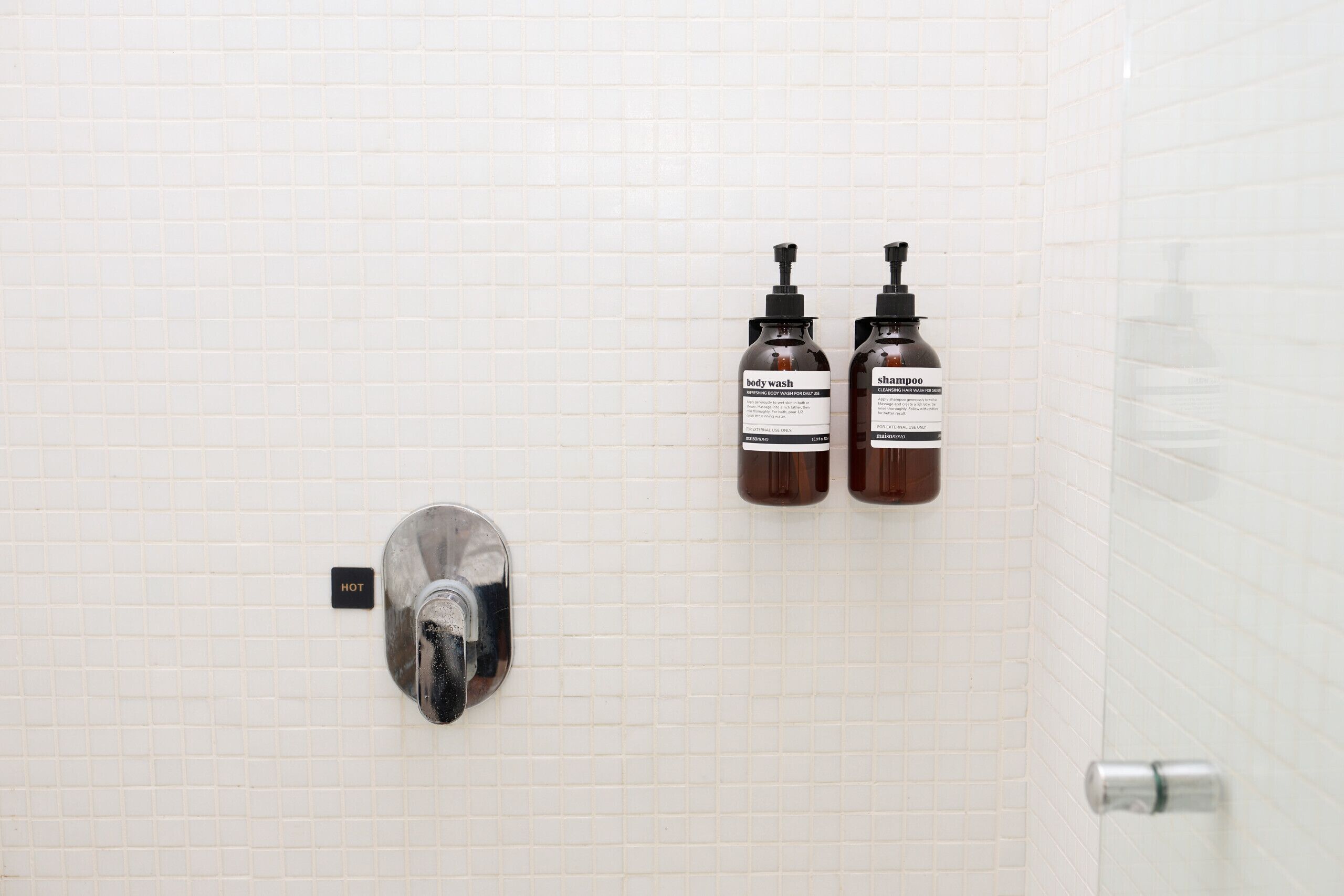 Een douche, een haardroger, handdoeken