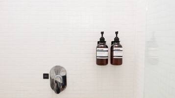 Een douche, een haardroger, handdoeken