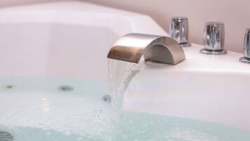 Een douche, een haardroger, handdoeken