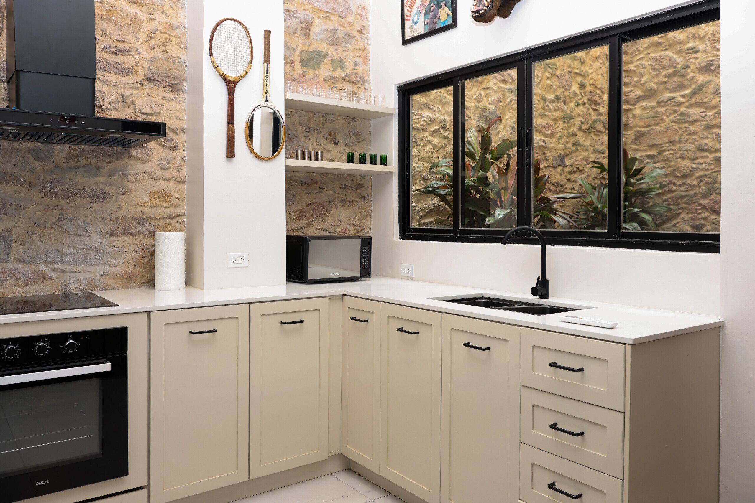 Kühlschrank, Mikrowelle, Ofen, Wasserkocher mit Kaffee-/Teezubehör