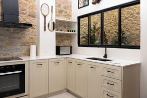 Kühlschrank, Mikrowelle, Ofen, Wasserkocher mit Kaffee-/Teezubehör