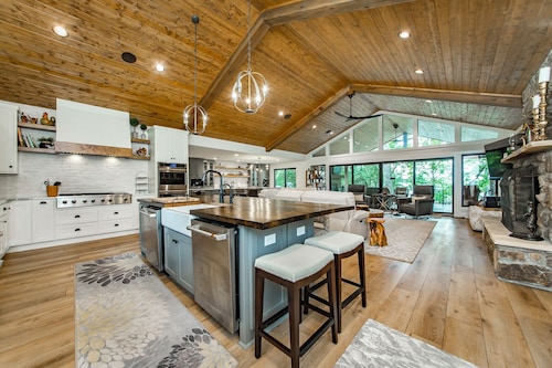 Sunsets, swimming and siestas in remodeled lakehouse in Heber Springs