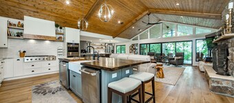 Sunsets, swimming and siestas in remodeled lakehouse in Heber Springs