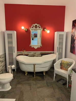 Haartrockner, Handtücher, Seife, Toilettenpapier