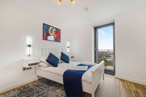3 bedrooms, iron/ironing board, internet, bed sheets