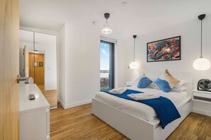 3 habitaciones, tabla de planchar con plancha y acceso a internet