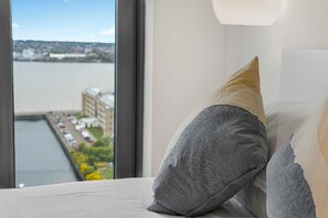 3 bedrooms, iron/ironing board, internet, bed sheets