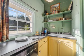Réfrigérateur, micro-ondes, cafetière/bouilloire, grille-pain