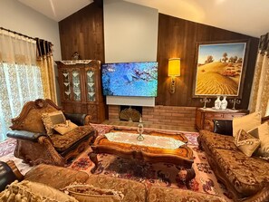 Smart TV, fireplace