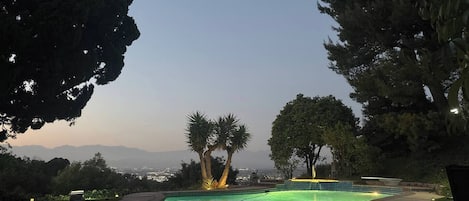 حمّام سباحة خارجي، حمّام سباحة مُدفَّأ