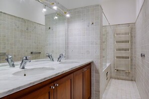 Hair dryer, towels - Blueground | Madeleine, view, nr Place de la Concorde (Paris)