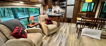 2-Person RV on private lake with WIFI @ Daggett Lake