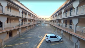 Una estructura de estacionamiento de varios pisos con un automóvil blanco estacionado en el centro.