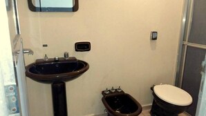 Un baño con lavabo, inodoro y bidé.