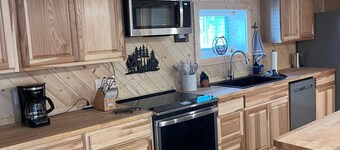 GLACIER CREEK APARTMENT-Enchanting 4 bedroom apartment with WiFi n scenic Seward