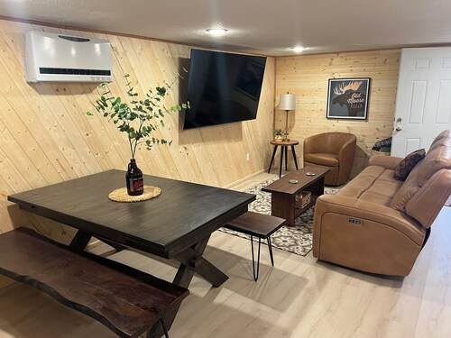 GLACIER CREEK APARTMENT-Enchanting 4 bedroom apartment with WiFi n scenic Seward