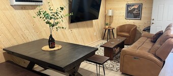 GLACIER CREEK APARTMENT-Enchanting 4 bedroom apartment with WiFi n scenic Seward