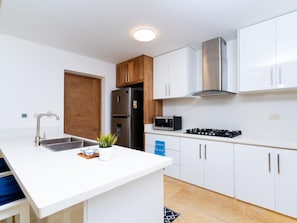 Geladeira, micro-ondas, fogão, cooktop