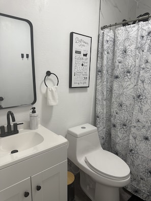 Regadera, toallas, jabón, papel de baño