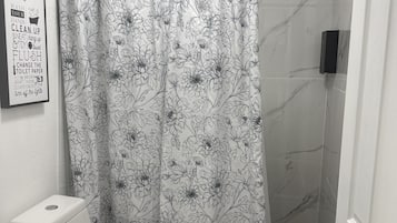 Regadera, toallas, jabón, papel de baño