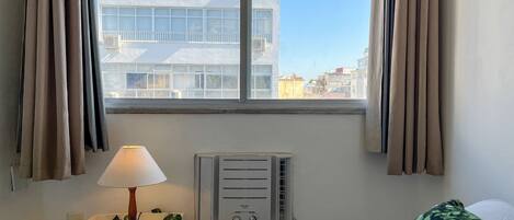 基础公寓 | 办公桌、笔记本电脑工作区、遮光窗帘、熨斗/熨衣板