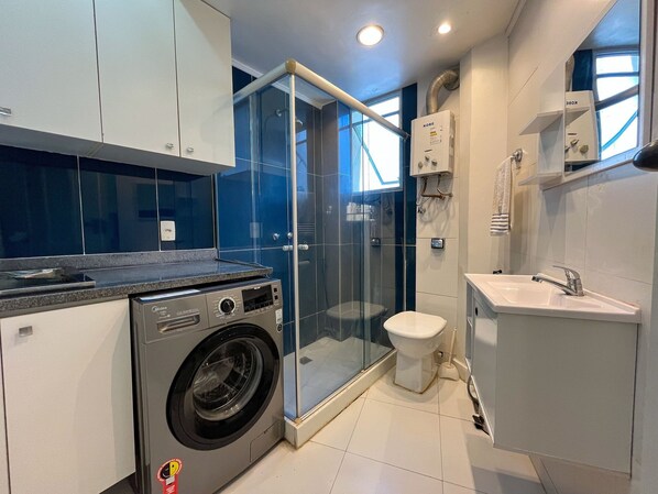 Basic-Apartment | Badezimmer | Dusche, Haartrockner, Handtücher, Toilettenpapier