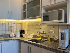 Departamento básico | Cocina privada | Refrigerador con congelador, microondas, horno y parrilla de estufa 