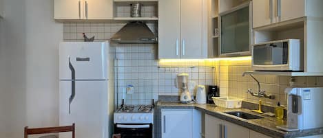 Appartement | Cuisine privée | Grand réfrigérateur, micro-ondes, four, plaque de cuisson