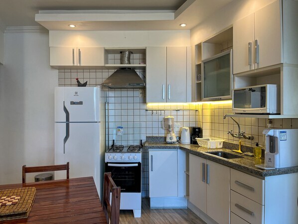 Refrigerador con freezer, microondas, horno, placa de cocina