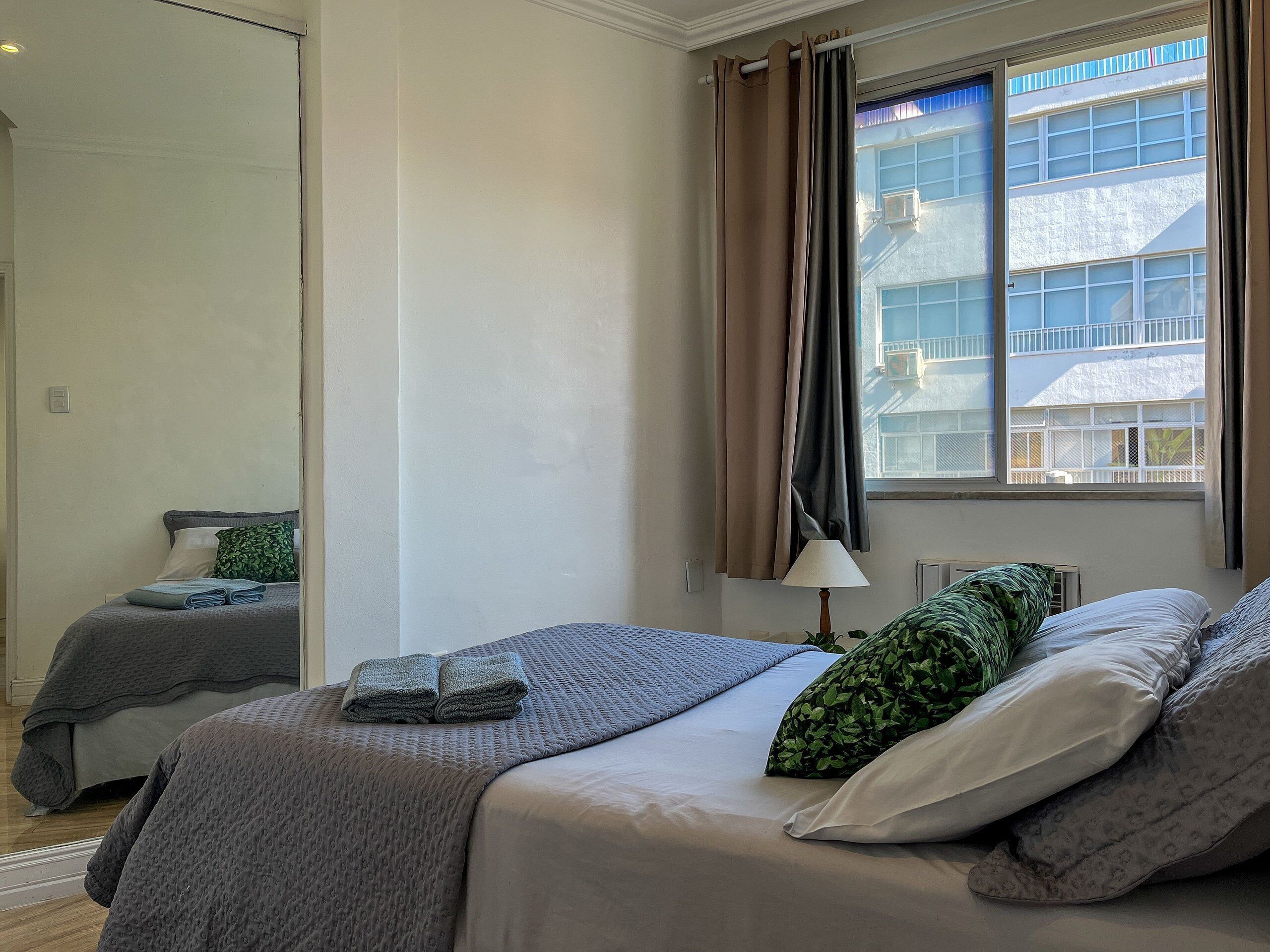 Apartamento básico | Escrivaninha, espaço de trabalho para notebook, cortinas blackout