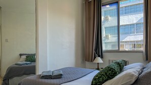 Departamento básico | Escritorio, espacio para trabajar con laptop y cortinas blackout 