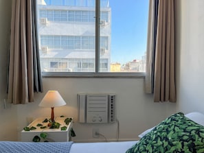 Escritorio, espacio para trabajar con laptop y cortinas blackout