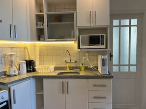 Refrigerador con freezer, microondas, horno, placa de cocina