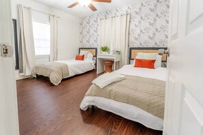3 bedrooms, iron/ironing board, WiFi, bed sheets