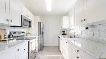 Fridge, microwave, stovetop, dishwasher