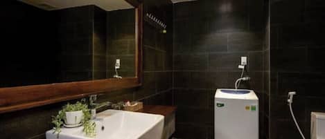 Douche, serviettes fournies, savon, papier toilette